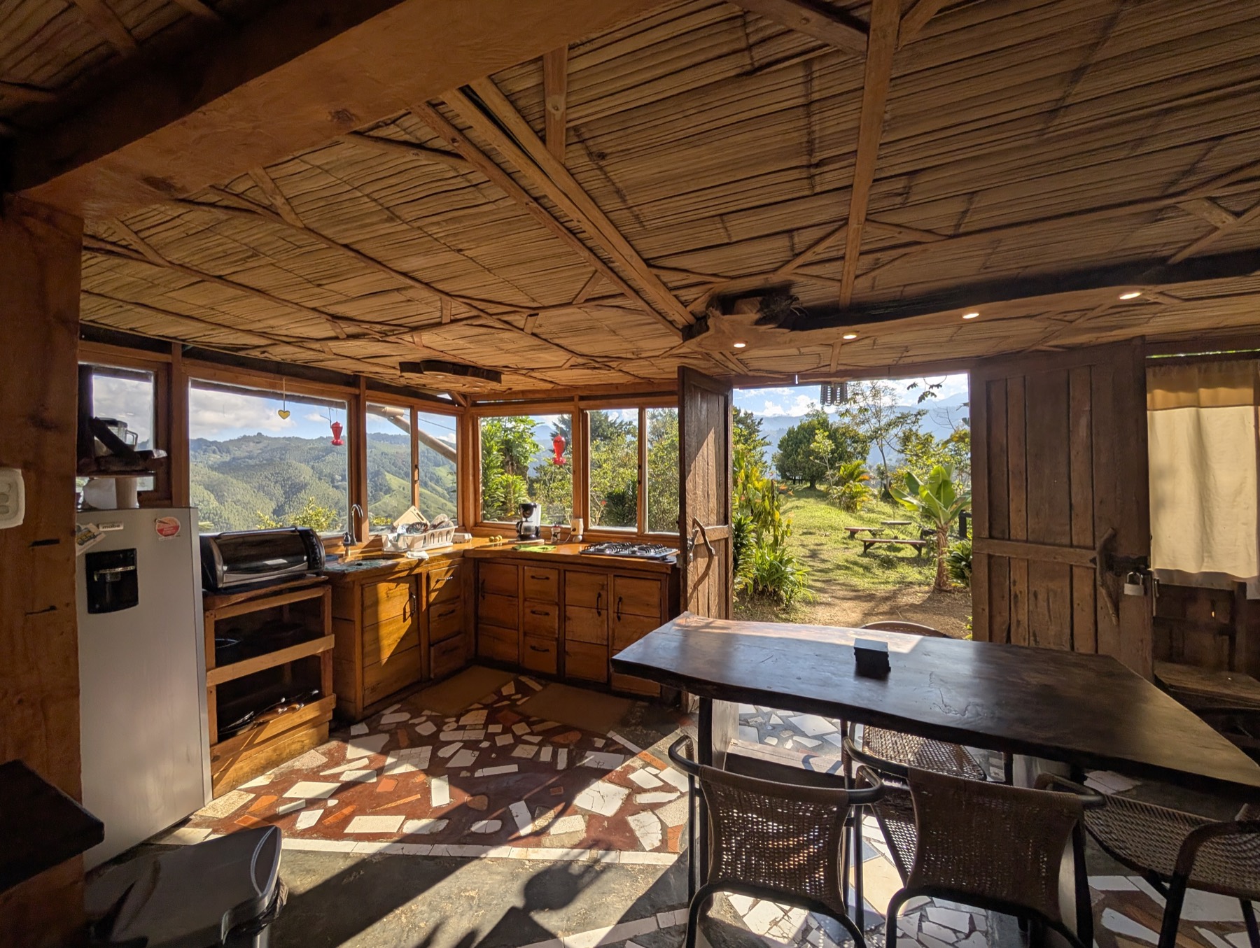 Cocina de la cabaña con ventanales a la montaña