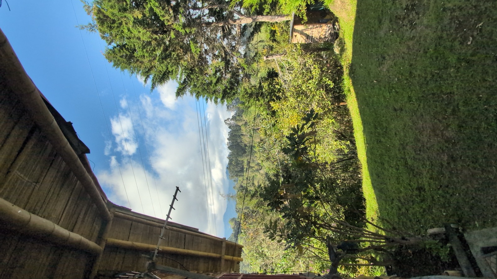 Vista panorámica de las montañas del Quindío desde el mirador